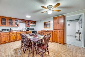 ブラウンズビルにあるSingle-Story Brownsville Home about 2 Mi to Airport!のキッチン(テーブル、椅子、天井ファン付)