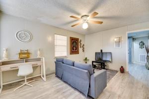 ブラウンズビルにあるSingle-Story Brownsville Home about 2 Mi to Airport!のリビングルーム(青いソファ、天井ファン付)