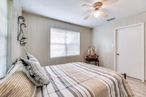 ブラウンズビルにあるSingle-Story Brownsville Home about 2 Mi to Airport!のベッドと天井扇風機のある寝室