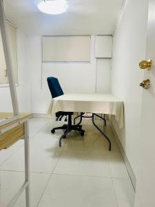- Escritorio blanco y silla en una habitación en Ball Place Residence-Enjoy the entire downstairs, en Auckland