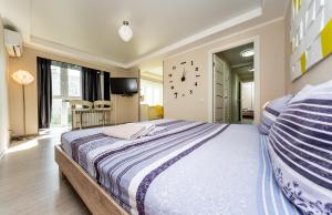 Giường trong phòng chung tại Home Apartments