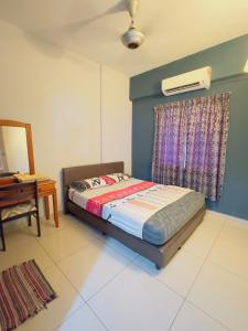 una camera da letto con un letto, un tavolo e una finestra di SEAVIEW 2 BEDROOMS APARTMENT BAYU BEACH RESoRT PD a Port Dickson Altre 3 foto