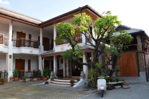 ein Haus mit einem Roller, der davor geparkt ist in der Unterkunft Gordnuea Boutique House in Chiang Mai