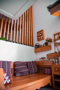 ein Wohnzimmer mit einer Couch und einer Treppe in der Unterkunft Gordnuea Boutique House in Chiang Mai