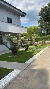 a tree in front of a building next to a sidewalk at Casa di Jo in Empoli