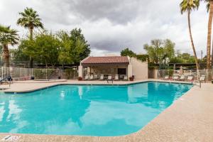 Gallery image of Lakeside Lake Biltmore Village Condo in Phoenix