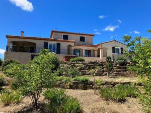 Κήπος έξω από το Villa with private pool and jacuzzi