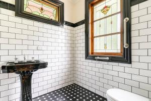 un bagno con lavandino e WC di Riverwood Cottage, accessible accommodation a Warburton Altre 28 foto