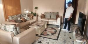 阿斯马拉Guest House in Asmera的一个人站在客厅里
