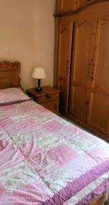 阿斯马拉Guest House in Asmera的一间卧室配有一张大床和一个梳妆台