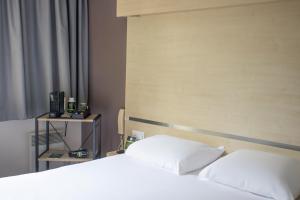 Ένα ή περισσότερα κρεβάτια σε δωμάτιο στο B&B HOTEL Le Puy-en-Velay