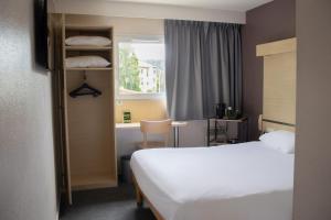 Ένα ή περισσότερα κρεβάτια σε δωμάτιο στο B&B HOTEL Le Puy-en-Velay
