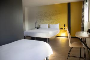 Ένα ή περισσότερα κρεβάτια σε δωμάτιο στο B&B HOTEL Le Puy-en-Velay