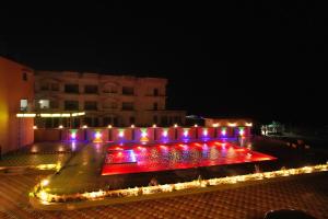 Bazén v ubytování Goa Beach Resort ON Beach nebo v jeho okolí