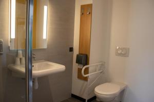 Ένα μπάνιο στο B&B HOTEL Le Puy-en-Velay