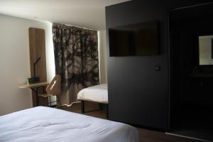 Ένα ή περισσότερα κρεβάτια σε δωμάτιο στο B&B HOTEL Le Puy-en-Velay