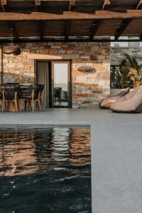 Bazén v ubytování ONYM Curated Villas nebo v jeho okolí