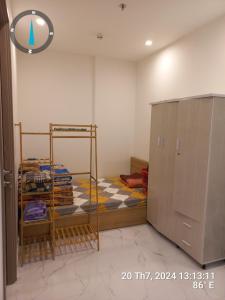 a room with two bunk beds in a room at Căn hộ 1PN BS11 Vinhomes Grand Park in Long Bình