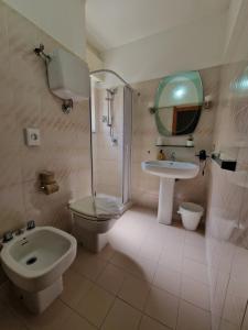 Ένα μπάνιο στο Hotel Mistral