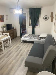ポスシエにあるApartman Zuljのベッドとテーブルとソファのある寝室