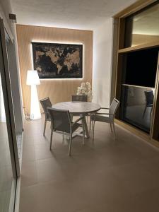 een eetkamer met een tafel en stoelen bij Intempo 31 panoramic sunrise & spa in Benidorm