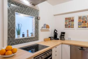 Una cocina o cocineta en Orange Suite Bad Säckingen