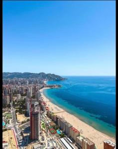 een luchtfoto van een strand en de oceaan bij Intempo 31 panoramic sunrise & spa in Benidorm +27 foto's