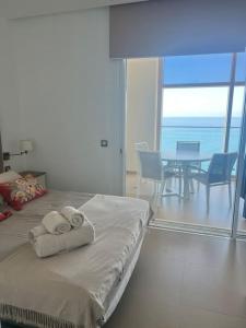 een slaapkamer met een bed met twee handdoeken erop bij Intempo 31 panoramic sunrise & spa in Benidorm