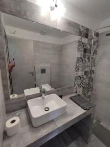 Et badeværelse på Deluxe Σουίτα δίπλα στη Θάλασσα MFD LUXURY APARTMENTS