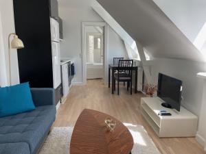 コペンハーゲンにあるCozy Apartment with Prime Location in Østerbroのリビングルーム(青いソファ、テレビ付)