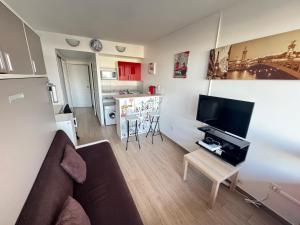 TV a/nebo společenská místnost v ubytování Paris La Défense Studio
