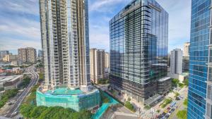 马尼拉EG Private House -BGC UPTOWN的鸟瞰高楼林立的城市