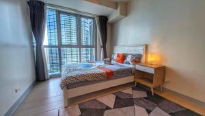 马尼拉EG Private House -BGC UPTOWN的一间带床和大窗户的卧室