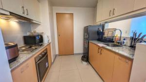 EG Private House -BGC UPTOWN的厨房或小厨房