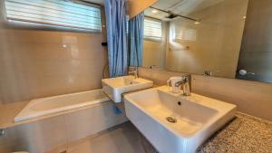 EG Private House -BGC UPTOWN的一间浴室