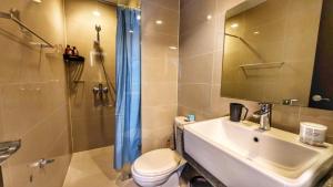 EG Private House -BGC UPTOWN的一间浴室