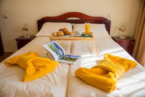 A bed or beds in a room at Pri Ani Guest House
