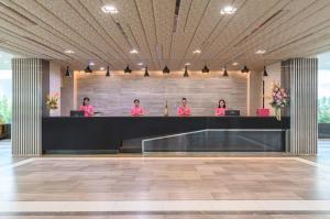 a group of women sitting at a desk in a lobby at โรงแรม อีส จอมเทียน บี in Jomtien Beach +31 photos