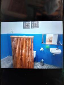 y baño con ducha de madera y lavamanos. en fullesguesthouse, en Gili Trawangan 26 fotos más