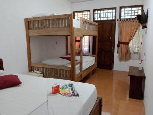 Un dormitorio con dos literas en una habitación. en fullesguesthouse, en Gili Trawangan