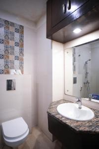 Koupelna v ubytování Hotel Haris MG Road Gurugram