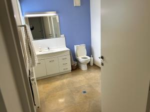 Bilik mandi di Cbay 2 bedroom Suite +12 gambar