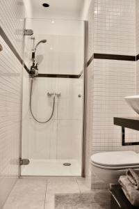 Un baño con ducha, inodoro y lavabo. en Green House Apartment, en Kaunas