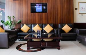 Гостиная зона в Fortune Karama Hotel