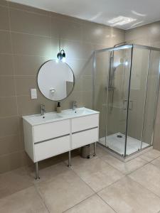 ห้องน้ำของ Bergerie avec spa vue montagne +19 ภาพ