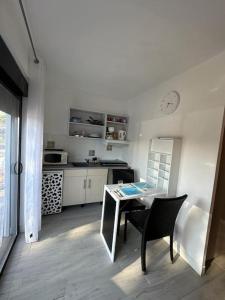 Kuchyň nebo kuchyňský kout v ubytování studio au calme avec piscine