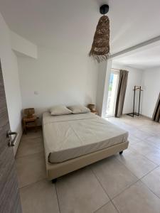 เตียงในห้องที่ Bergerie avec spa vue montagne