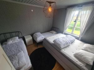 Postel nebo postele na pokoji v ubytování Hus i Töreboda