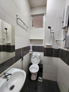 Ένα μπάνιο στο AYAAN Comfy Homestay with FREE WiFi +22 φωτογραφίες