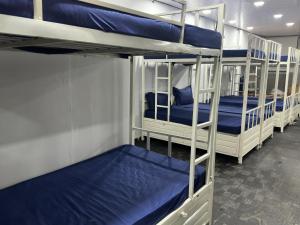 Palanda nebo palandy na pokoji v ubytování ZEST STAYS 1054-ANDHERI WEST